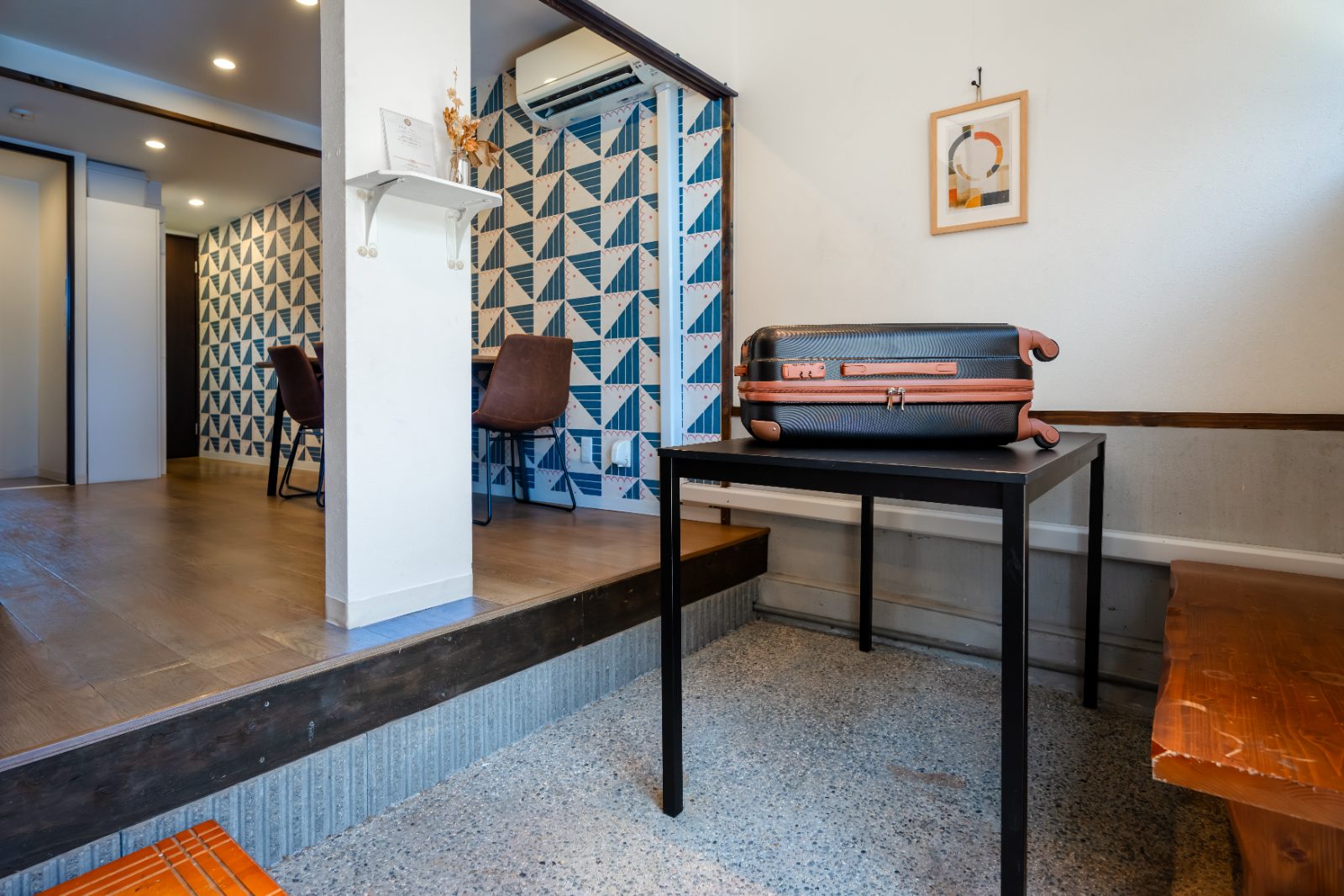 The doma entrance with a suitcase table